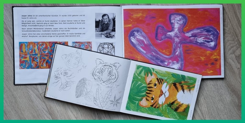 Das Bild zeigt zwei geöffnete Skizzenbücher. Im größeren Buch sind auf der linken Seite Notizen zum Künstler Jasper Jones zu sehen. Die rechte Seite zeugt die Abbildung der Ziffer 4 in Violett- und Pinktönen mit weißen Akzenten, die im Stil von Jasper Jones' "Numbers" gestaltet wurde.
Das kleinere Buch zeigt auf der linken Seite Bleistiftzeichnungen von Tigern und exotischen Pflanzen. Auf der rechten Seite klebt die Farbkopie einer Malerei. Sie zeigt einen naiv gestalteten Tiger, der aus einem Pflanzendickicht herausschaut.