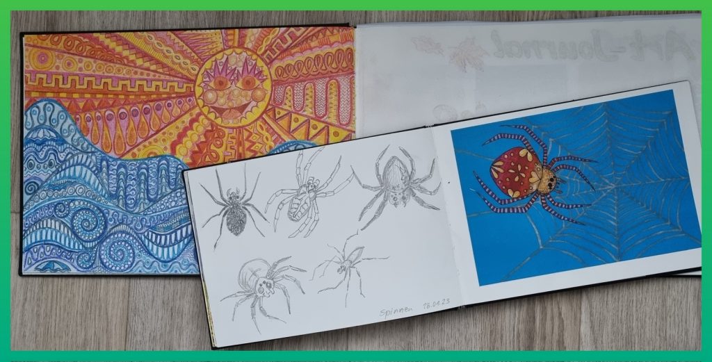 Zwei ausgeschlagene Skizzenbücher zeigen Arbeitsbeispiele für den Kunstunterricht Klasse 3. Das größere Buch zeigt oben auf der Seite eine Sonne in Rot, Orange und Gelb mit abwechslungsreich gemusterten Strahlen. Darunter wurden mit verschiedenen Blautönen und Mustern Wellen gestaltet. Das kleinere Buch zeigt eine Doppelseite zu einer Bilgestaltung mit Spinnen. Auf der linken Seite wurden mit Bleistift verschiedene Spinnen gezeichnet. Auf der rechten Seite klebt die verkleinerte Kopie einer künstlerischen Arbeit. Sie zeigt ein Spinnennetz auf hellblauem Untergrund und darin eine sehr große Spinne, die mit Faserstiften in rötlichen und gelblichen Farbtönen gestaltet wurde. Ihre Beine sind schwarz-gelb geringelt.