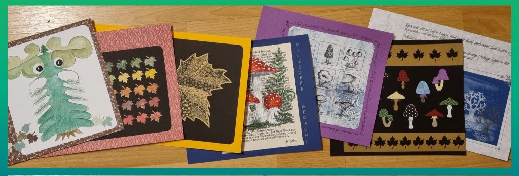 Auf dem Bild sind 6 locker nebeneinanderliegende Arbeiten zu sehen, die sich teilweise überdecken. Von links nach rechts: Ein fröhliches Wesen in Grüntönen auf rötlichbraun gemustertem Papier aufgeklebt, das aus der gespiegelten Schruft "Baum" entstand; ein gezeichnetes Platanenblatt, das mit verschiedenen Mustern gestaltet und auf ein schwarzes Tonpapier geklebt wurde, welches wiederum auf einem gelben Papier klebt; eine gemalte Gruppe von drei Pilzen und einigen Farnwedeln auf einer alten Buchseite, die auf kräftig blauem Papier klebt; auf violettem Papier klebt ein selbst gefärbtes Papier in wolkigem Blau, auf das 9 kleine Pilze mit schwarzem Stift gezeichnet wurden, die jeder einzeln mit einer Linie quadratisch umrahmt wurden und eine rechteckige blaue Karte wurde mit weiß-grauen kahlen Bäumen bedruckt und auf ein weiß-graues Schmuckpapier geklebt