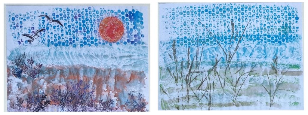 Das Bild zeigt zwei Arbeiten mit gedruckten Hintergründen aus glatter Folie und Luftpolsterfolie, die wie Himmel, Boden und Wasser wirken. Auf einem Bild wurde mit Gräsern im Vordergrund gedruckt, sodass es nun wie eine Uferzone eines Sees wirkt. Das andere Bild wurde mit einer aufgeklebten roten Sonne und gezeichneten Vögeln ergänzt. Im Vordergrund am unteren Bildrand, wurde mit Wachoderzweigen in dunklen Violett-Tönen gedruckt. Diese Drucke wirken wie Ginster oder ähnliche Gewächse. Insgesamt wirkt diese Arbeit wie eine Abendstimmung am Meer.